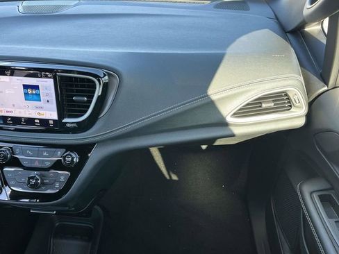 New 2026 Chrysler Pacifica Select image 15