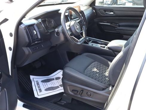 Used 2022 Nissan Pathfinder SV image 11