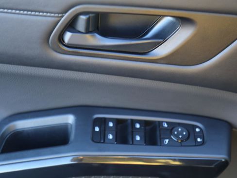 Used 2024 Nissan Pathfinder SV image 10