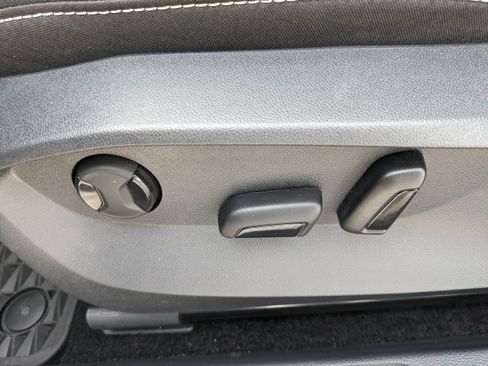 Certified 2024 Volkswagen Taos SE FWD image 20