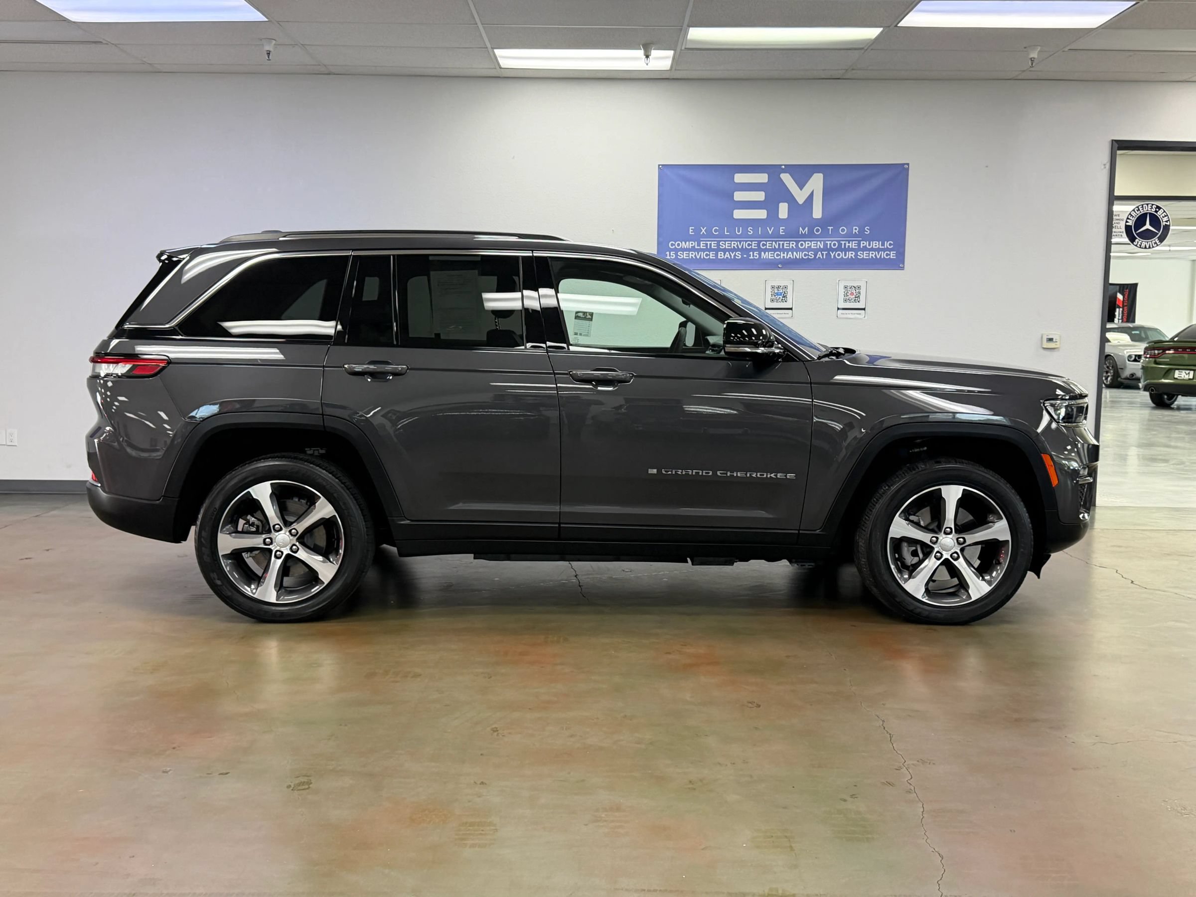 Used 2023 Jeep Grand Cherokee 4WD 4xe image 4