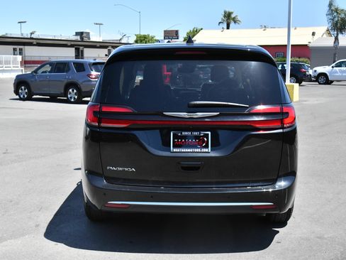 Used 2023 Chrysler Pacifica Touring-L FWD image 7