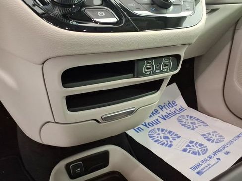 Used 2023 Chrysler Pacifica Touring-L FWD image 25