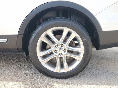 Used 2017 Ford Explorer XLT w/ Equipment Group 202A image 8