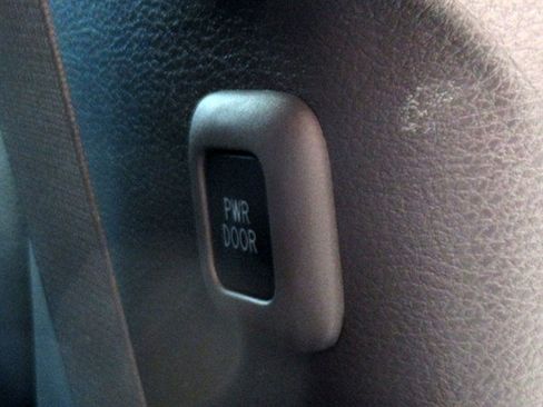 Used 2021 Toyota Sienna Limited image 19