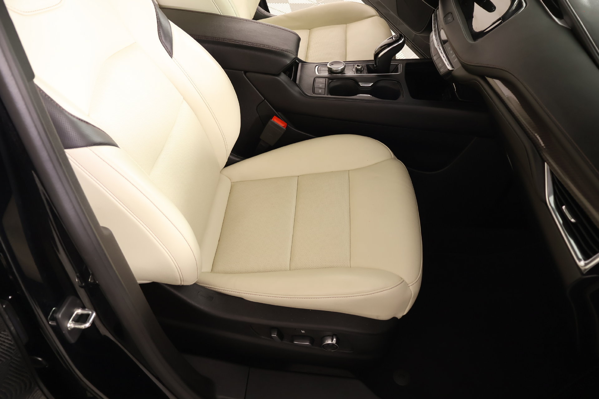 Used 2023 Cadillac XT4 Sport FWD image 13