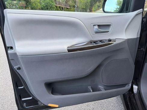 Used 2020 Toyota Sienna XLE image 13