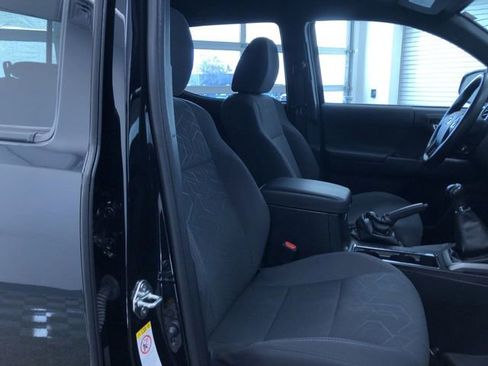 Used 2018 Toyota Tacoma TRD Sport image 17