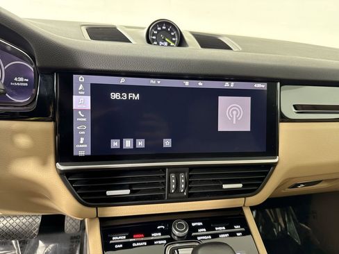 Certified 2021 Porsche Cayenne E-Hybrid AWD/4WD image 28