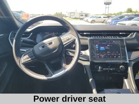 New 2025 Jeep Grand Cherokee Laredo image 4