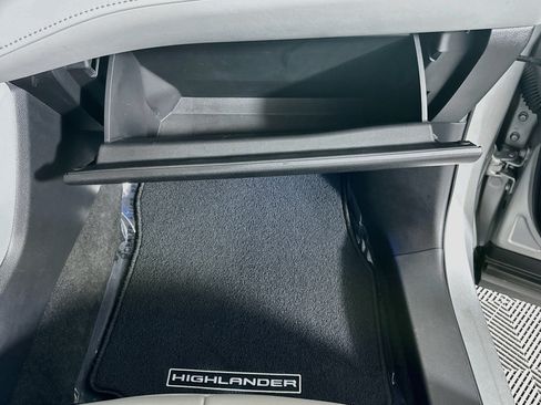 Used 2023 Toyota Highlander XLE FWD image 32