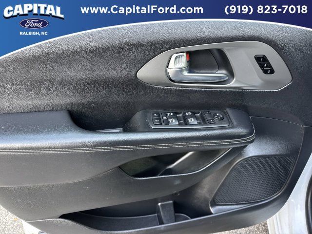 Used 2025 Chrysler Pacifica Select FWD image 19