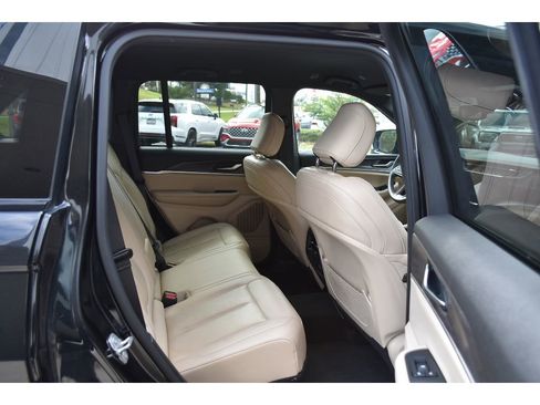 Used 2023 Jeep Grand Cherokee Limited image 16