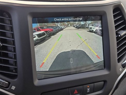 Certified 2022 Jeep Cherokee Latitude w/ Sun & Sound Group image 17