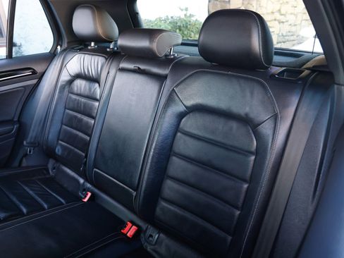 Used 2017 Volkswagen Golf R 4-Door image 11