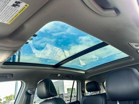 Certified 2023 Volkswagen Tiguan SE w/ Panoramic Sunroof Package FWD image 23