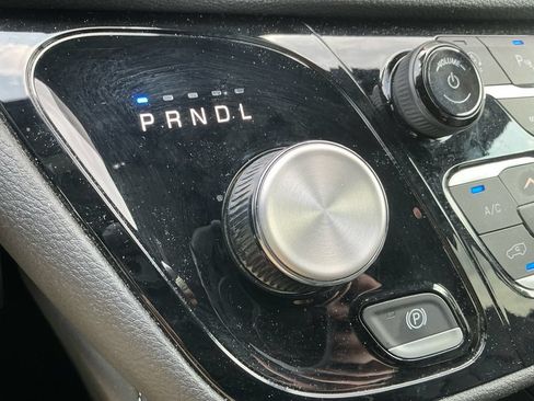 Used 2025 Chrysler Pacifica Limited FWD image 28