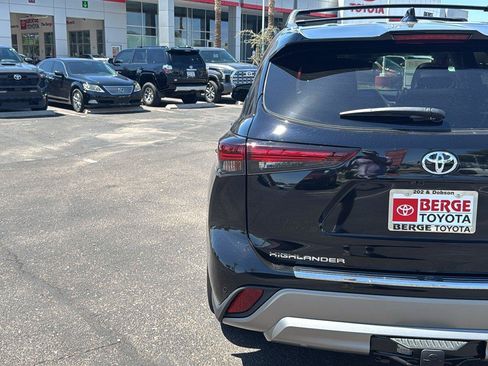 Used 2024 Toyota Highlander Platinum FWD image 8