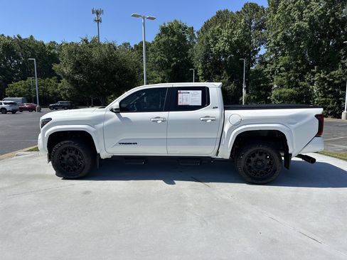 Used 2025 Toyota Tacoma SR5 RWD image 7
