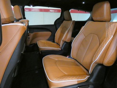 Used 2024 Chrysler Pacifica Pinnacle FWD image 30