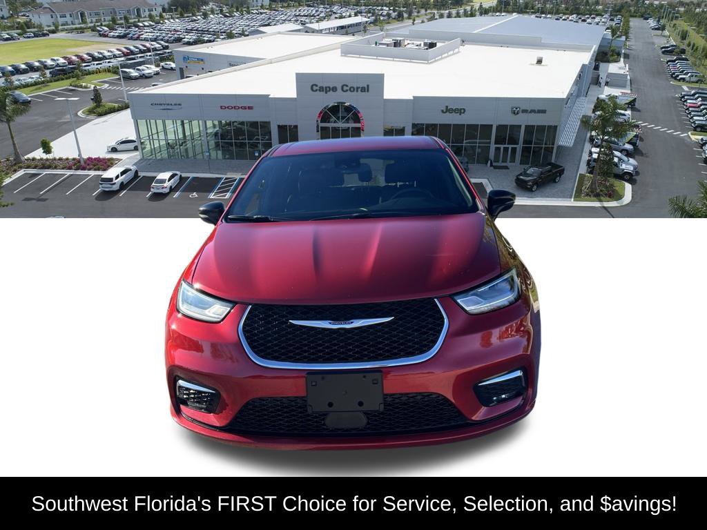 Used 2025 Chrysler Pacifica Select FWD image 2