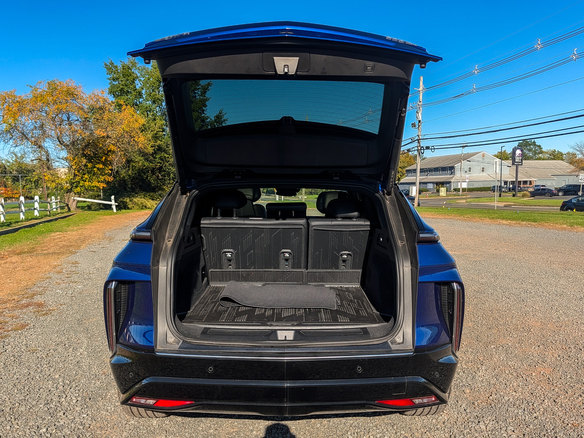 Used 2024 Cadillac Lyriq Luxury AWD/4WD image 7