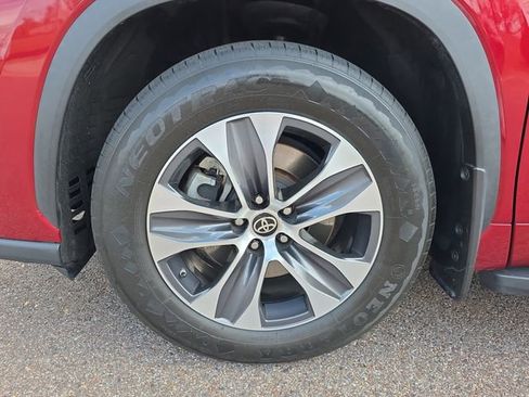 Used 2022 Toyota Highlander XLE image 9