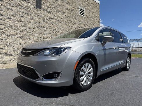 Used 2019 Chrysler Pacifica Touring-L w/ Advanced Safetytec Group FWD image 4