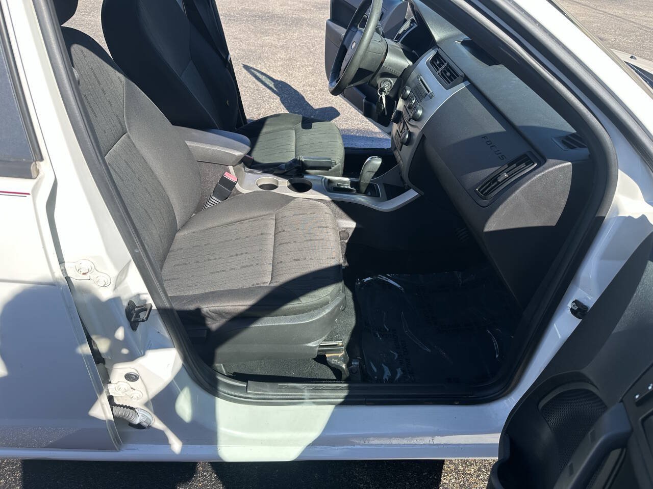 Used 2010 Ford Focus SE FWD image 25