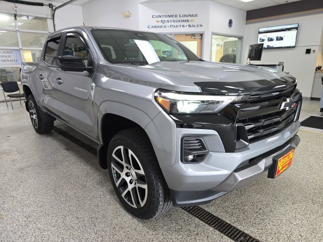Used 2023 Chevrolet Colorado Z71 w/ Z71 Convenience Package 2 AWD/4WD image 3