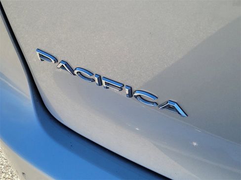 Used 2023 Chrysler Pacifica Touring-L image 14