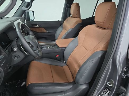 Used 2024 Lexus GX 550 w/ Accessory Package (2T) AWD/4WD image 5
