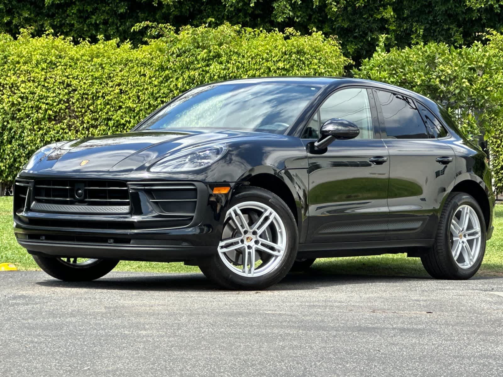 Certified 2024 Porsche Macan AWD/4WD image 1