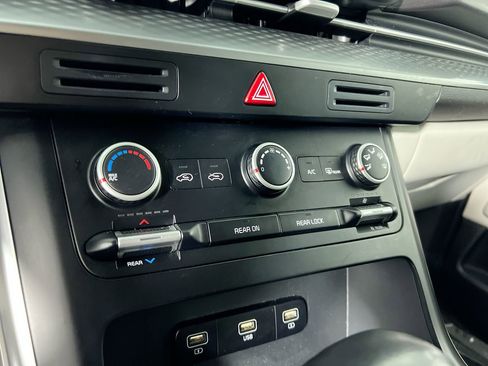 Used 2024 Kia Carnival LX FWD image 24