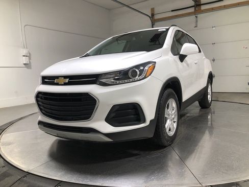 Used 2022 Chevrolet Trax LT w/ LT Convenience Package image 3