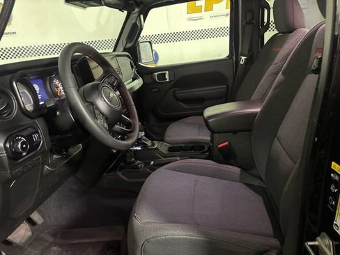 Used 2024 Jeep Wrangler Unlimited Rubicon w/ Convenience Group AWD/4WD image 10