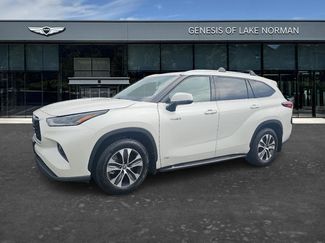Used 2021 Toyota Highlander XLE AWD/4WD video 1