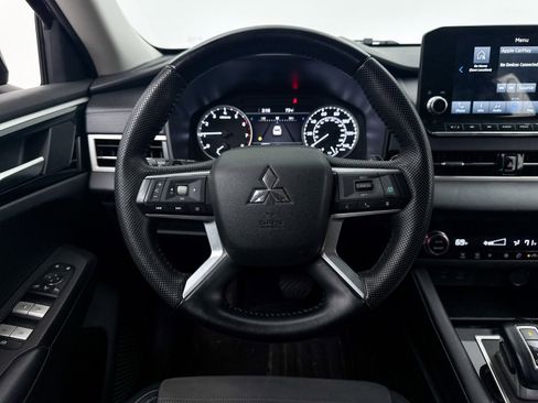 Used 2023 Mitsubishi Outlander SE image 3