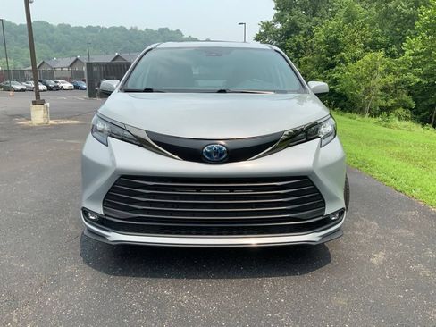 Used 2024 Toyota Sienna XLE Woodland Edition AWD/4WD image 4