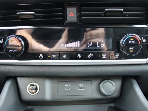 Certified 2022 Nissan Rogue SV w/ SV Premium Package AWD/4WD image 19