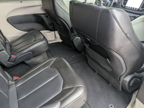 Used 2023 Chrysler Pacifica Touring-L FWD image 32