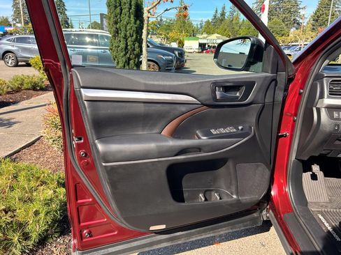 Used 2019 Toyota Highlander XLE AWD/4WD image 22