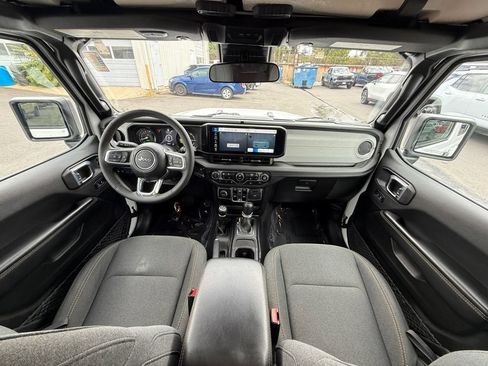 Used 2024 Jeep Wrangler Unlimited Sahara AWD/4WD image 22