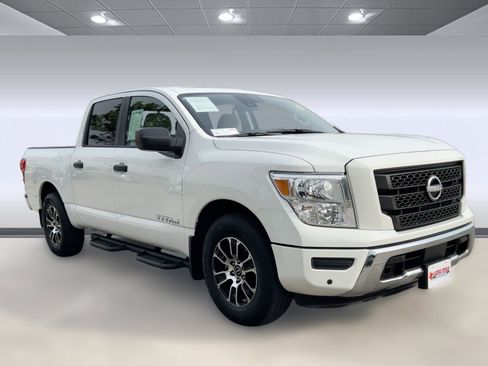 Used 2023 Nissan Titan SV w/ SV Convenience Package image 7