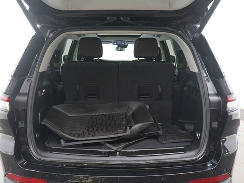 Used 2023 Jeep Grand Cherokee L Limited w/ Black Appearance Package image 18