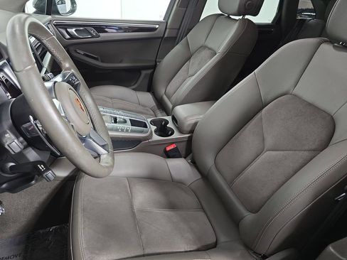 Certified 2019 Porsche Macan image 5