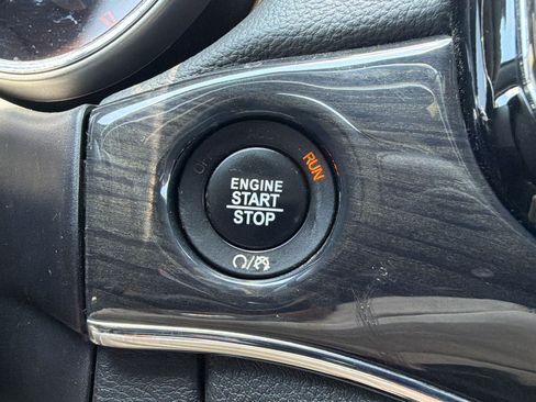 Used 2019 Jeep Grand Cherokee Overland AWD/4WD image 16