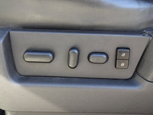 Used 2012 Ford F150 Lariat w/ Lariat Chrome Pkg image 31