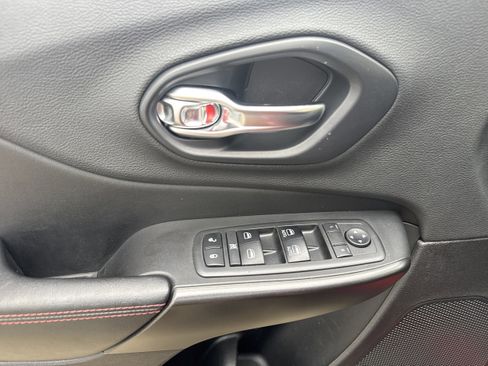 Used 2019 Jeep Cherokee Trailhawk image 8