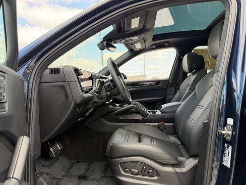 Certified 2026 Porsche Cayenne GTS AWD/4WD image 31